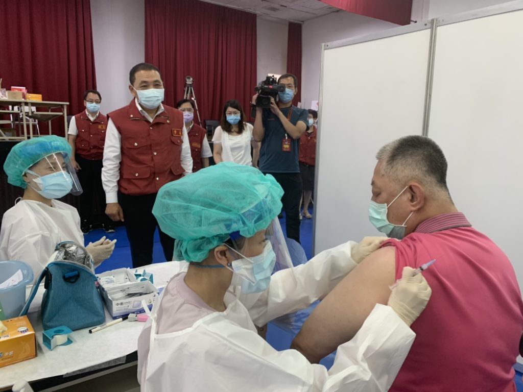 新北市長侯友宜今天上午前往接種站關心駕駛朋友疫苗施打情形(圖片提供:新北市政府交通局)