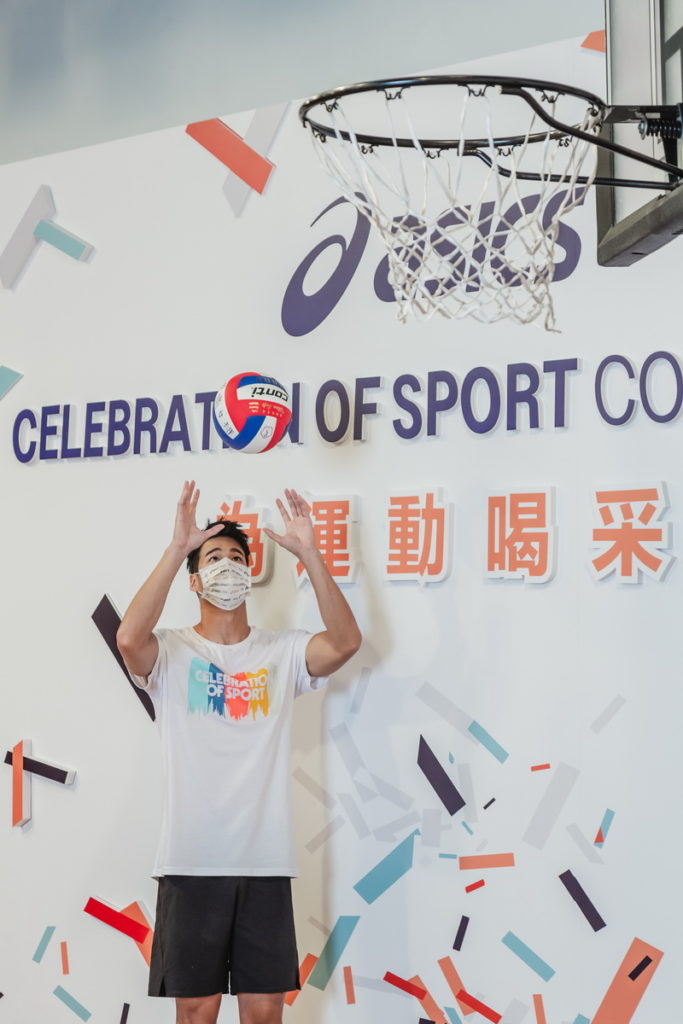林敬倫在專業競技運動系列中進行「高手托球準度挑戰」展現驚人運動表現