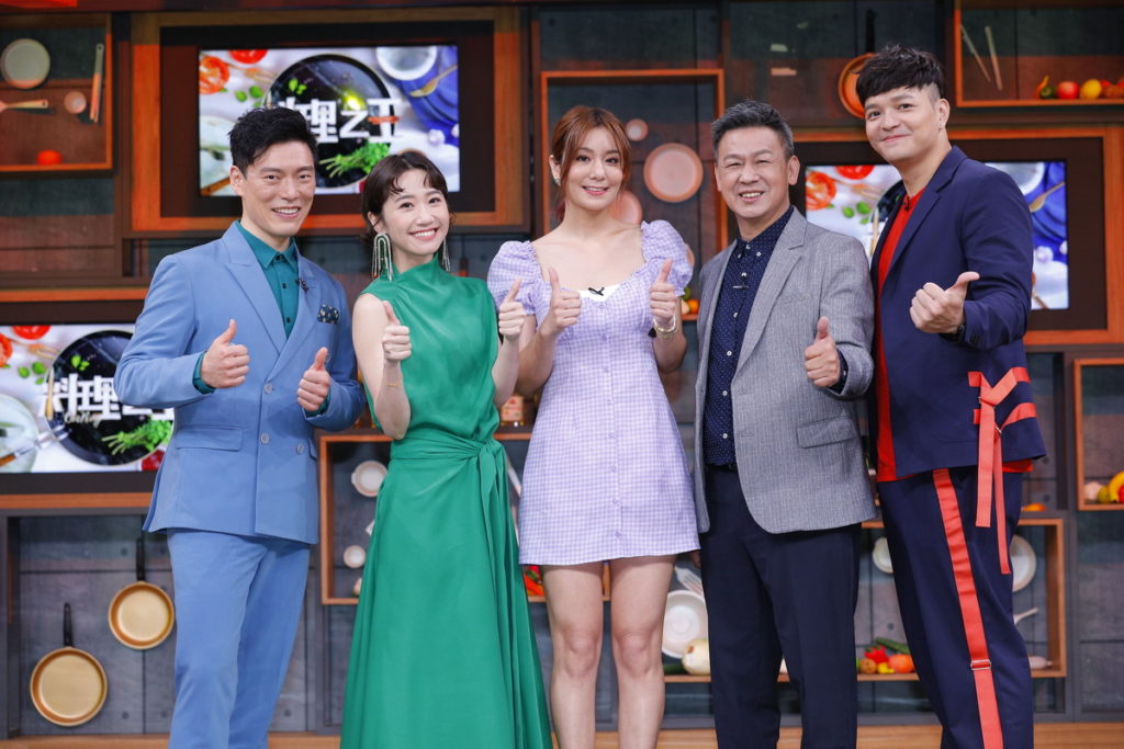 莎莎(中)擔任料理之王2飛行饕客(圖/料理之王2提供)
