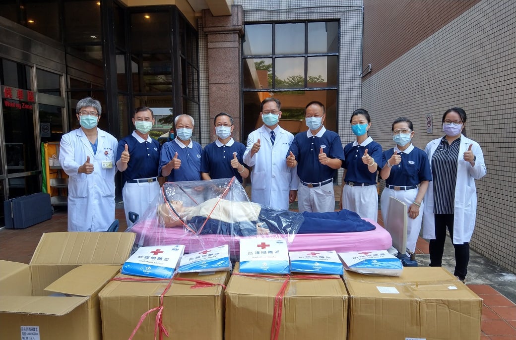 可能是 6 個人、大家站著和室內的圖像