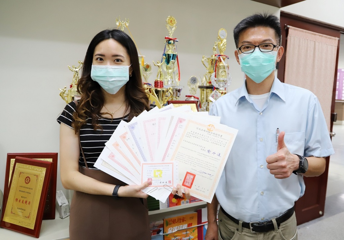 南華大學證照王鄭惠馨一年考取9張證照 累計考取13張金融專業證照/波新聞