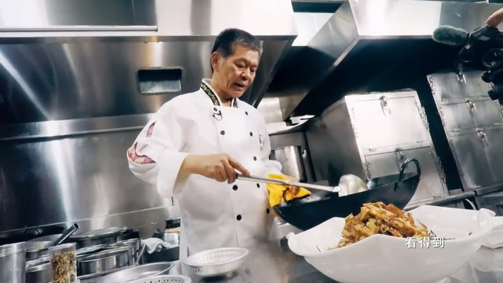 名廚水蛙師示範苦瓜鹹蛋(圖/料理之王2提供)