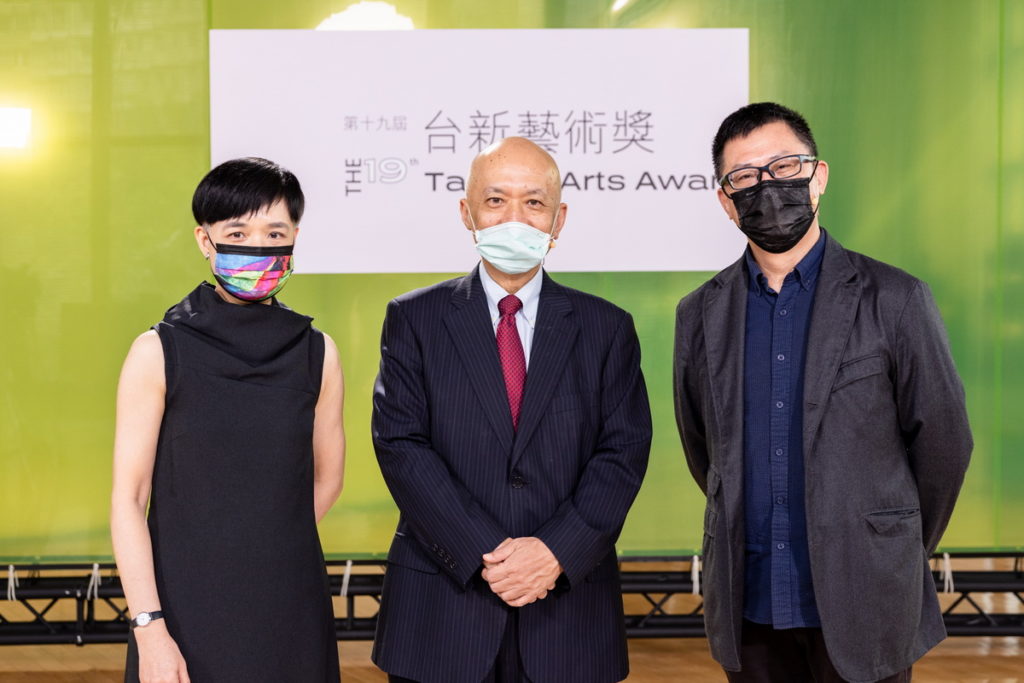 台新藝術基金會董事長鄭家鐘(中)、執行長鄭雅麗(左)、決選主席黎煥雄合影