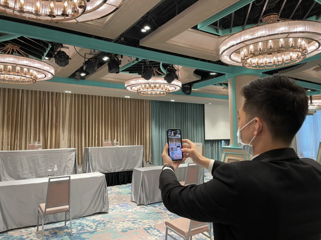 台北六福萬怡酒推出「萬怡視訊會議 安全無距專案」,最高可支應百人內的開會需求,宴會服務人員先透過視訊跟客戶溝通場地資訊。(圖/六福旅遊集團提供)