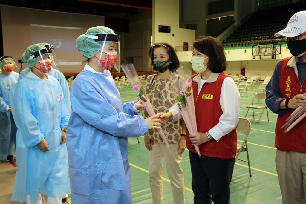 市長贈送陽明醫護團隊玫瑰 表達感謝_嘉義市政府提供