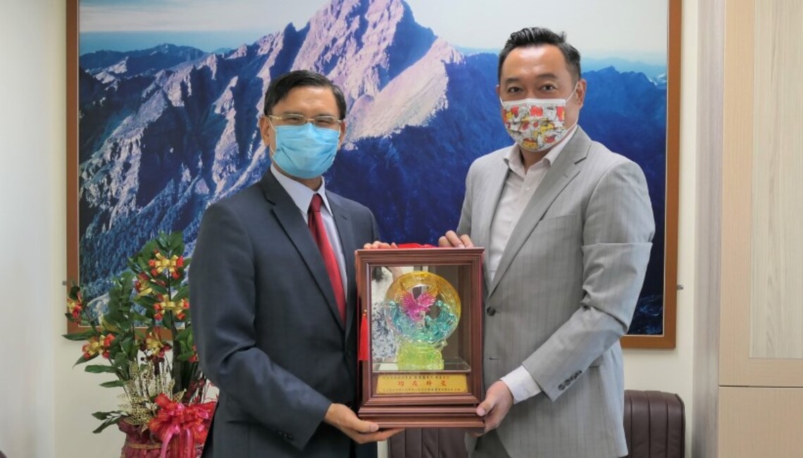 外交部南辦莊恆盛處長屆齡退休 南服中心贈獎牌紀念留存/波新聞