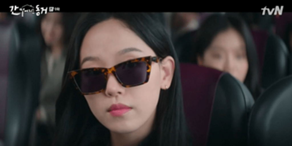 楊惠善(姜漢娜 飾)在劇中是有著讓人驚豔的美貌的前九尾狐,在歷史系的修業旅行中以俐落造型現身,TALIN-033的棕色玳瑁貓眼鏡框有著大膽與對比鮮明的曲線,完美展現其懾服眾人的氣勢。