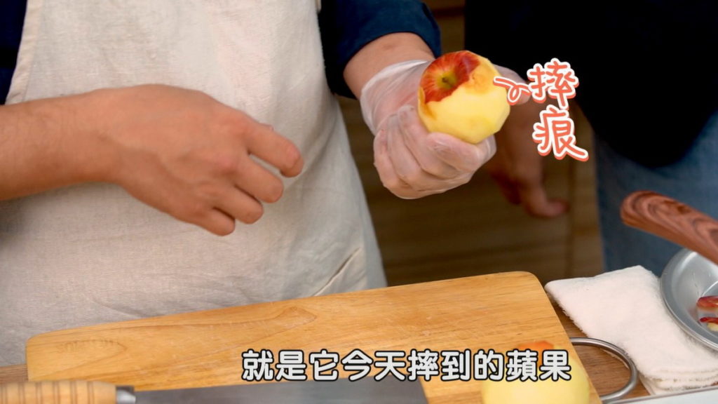 選手徐哲穎利用摔到的蘋果來熬高湯，風味仍佳(圖／料理之王2提供)