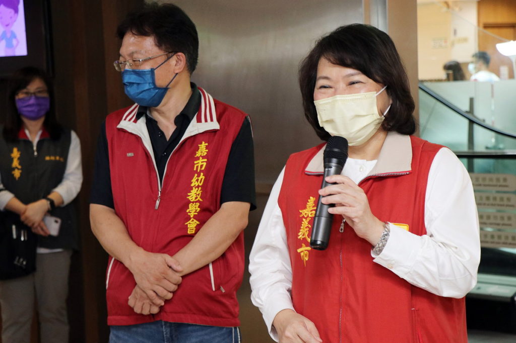 嘉義市長黃敏惠(12)日下午與幼教學會理事長趙世煇等人前往嘉義基督教醫院關心教職