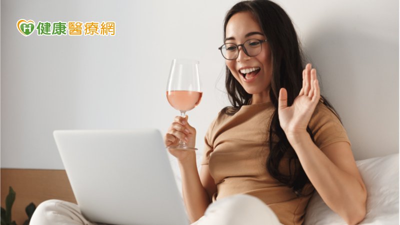「雲端飲酒」小心過量! 國健署列注意事項