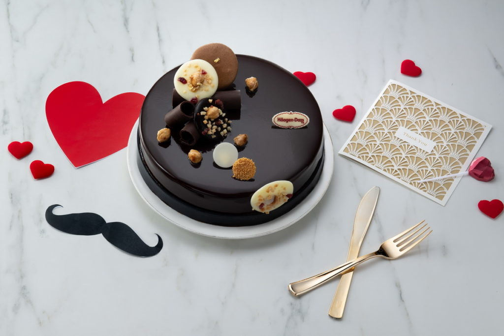 Häagen-Dazs以「融情巧克力」精緻典雅的外觀與甜蜜香醇的巧克力與夏威夷果仁冰淇淋喚醒爸媽心中的甜蜜回憶,更別忘記隨之而來的七夕情人節,搶先慶祝!