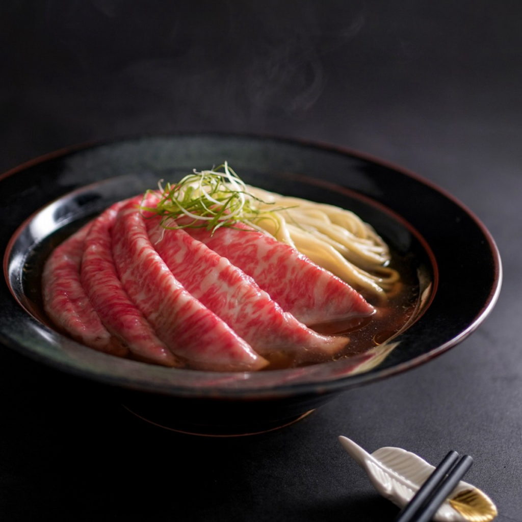 阿舍食品「究濃A5炙燒和牛肉麵禮盒」選用日本最高等級A5宮崎和牛入料,出餐前經慢火炙燒,鎖住肉質原汁保留最真實的和牛口感。