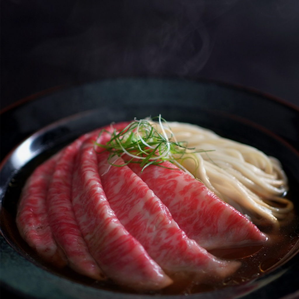 阿舍食品「究濃A5炙燒和牛肉麵禮盒」選用日本最高等級A5宮崎和牛入料,出餐前經慢火炙燒,鎖住肉質原汁保留最真實的和牛口感。