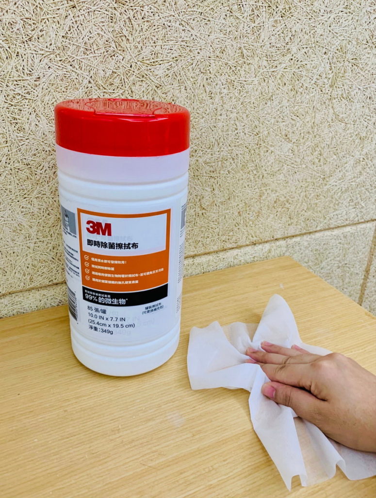 經實驗顯示3M™ 即時除菌擦拭布可從硬質無孔的表面上,移除最高達99.9% 包括SARS-CoV-2(COVID-19)病毒及各類細菌和孢子等微生物(3M提供)