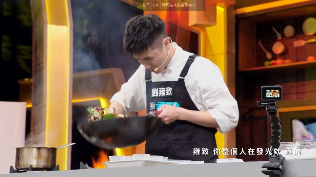 選手認真炒鱔魚意麵(圖/料理之王2提供)