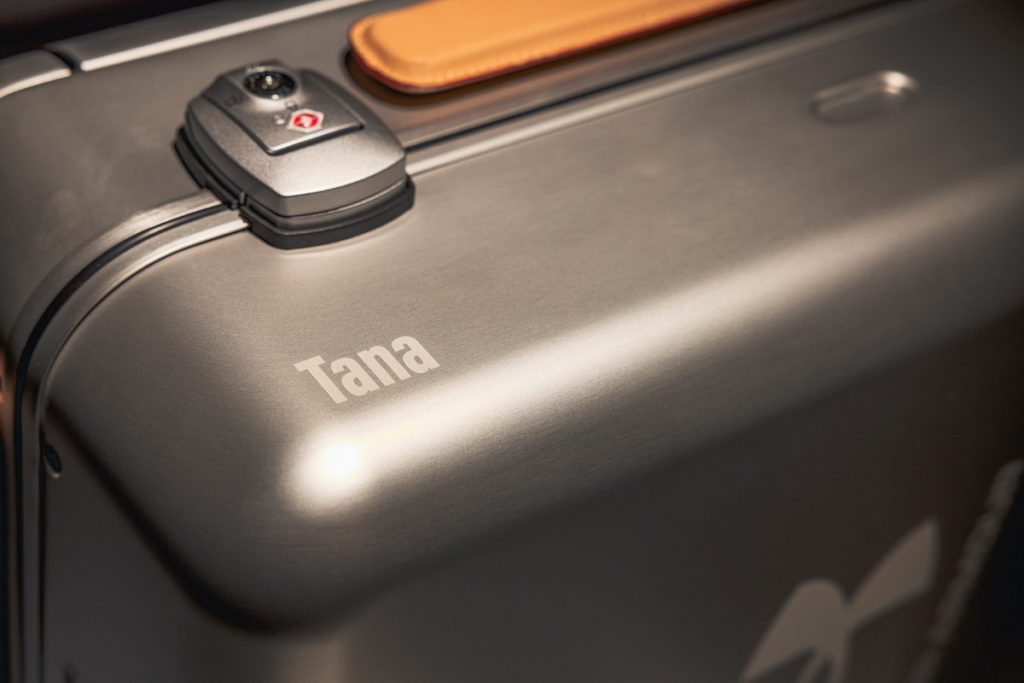 Team UA專屬應援行李箱側邊印有郭婞淳的原住民名字「Tana」