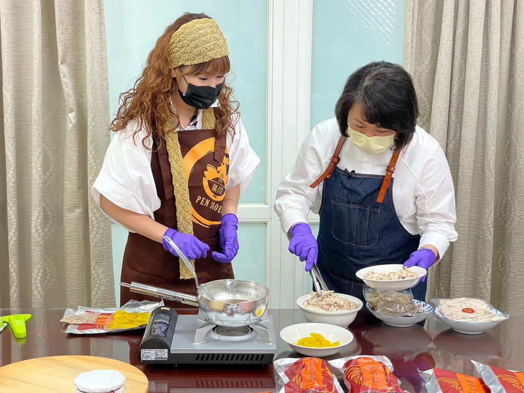 家鄉好物盡在嘉箱！圖為黃敏惠市長現場烹煮雞肉絲組合包