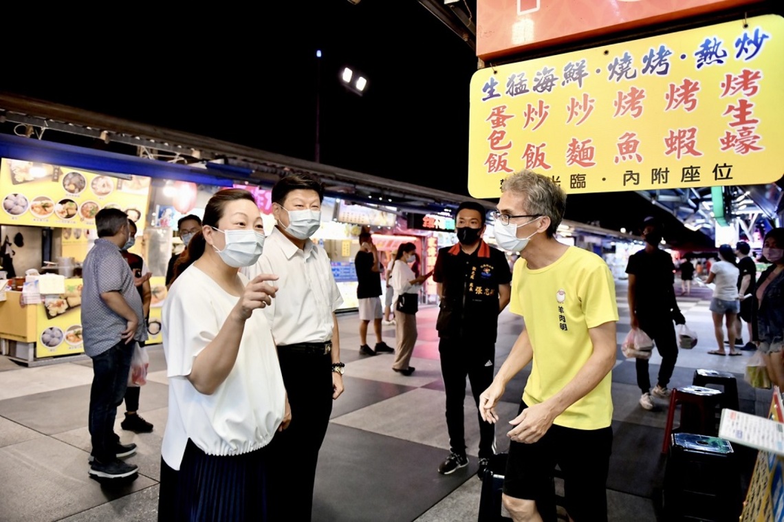 徐榛蔚偕立委傅崐萁關心東大門夜市人流情形 籲保持戶外1.5公尺社交距離