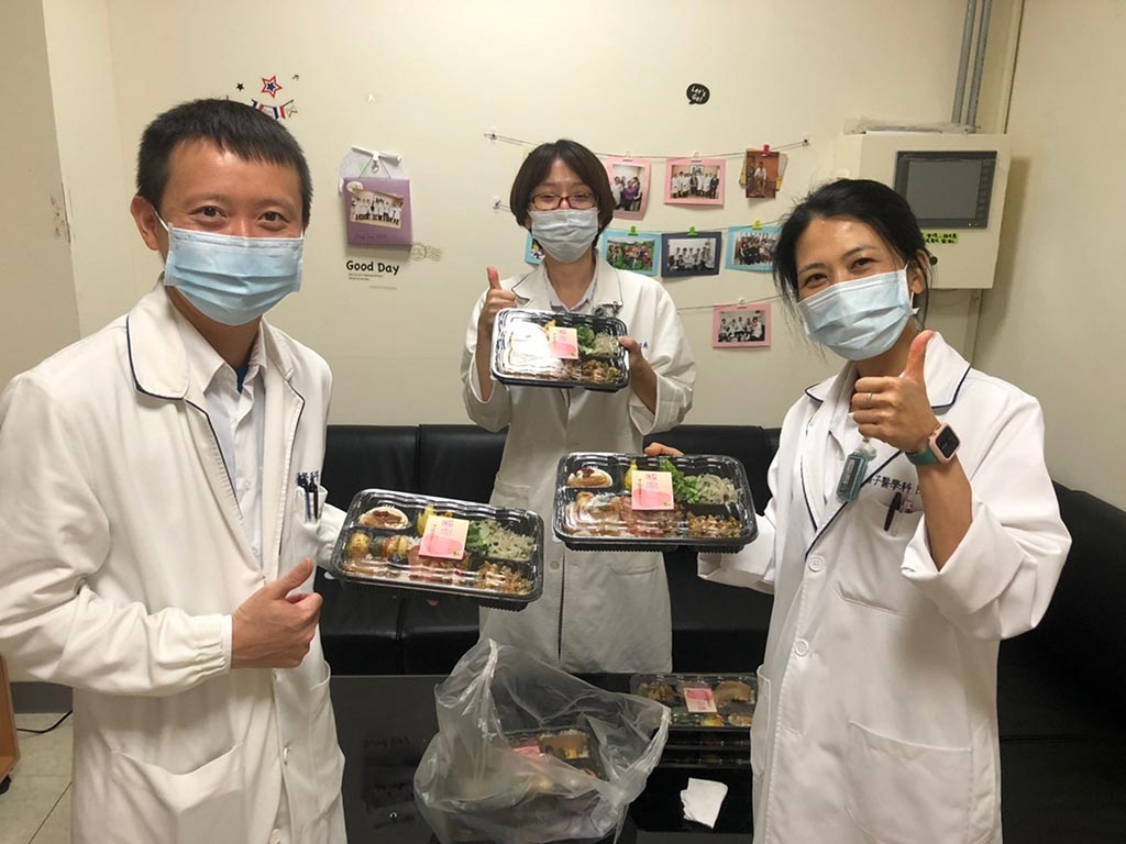 同仁領到餐盒,開心合影回饋林怡嘉主任。