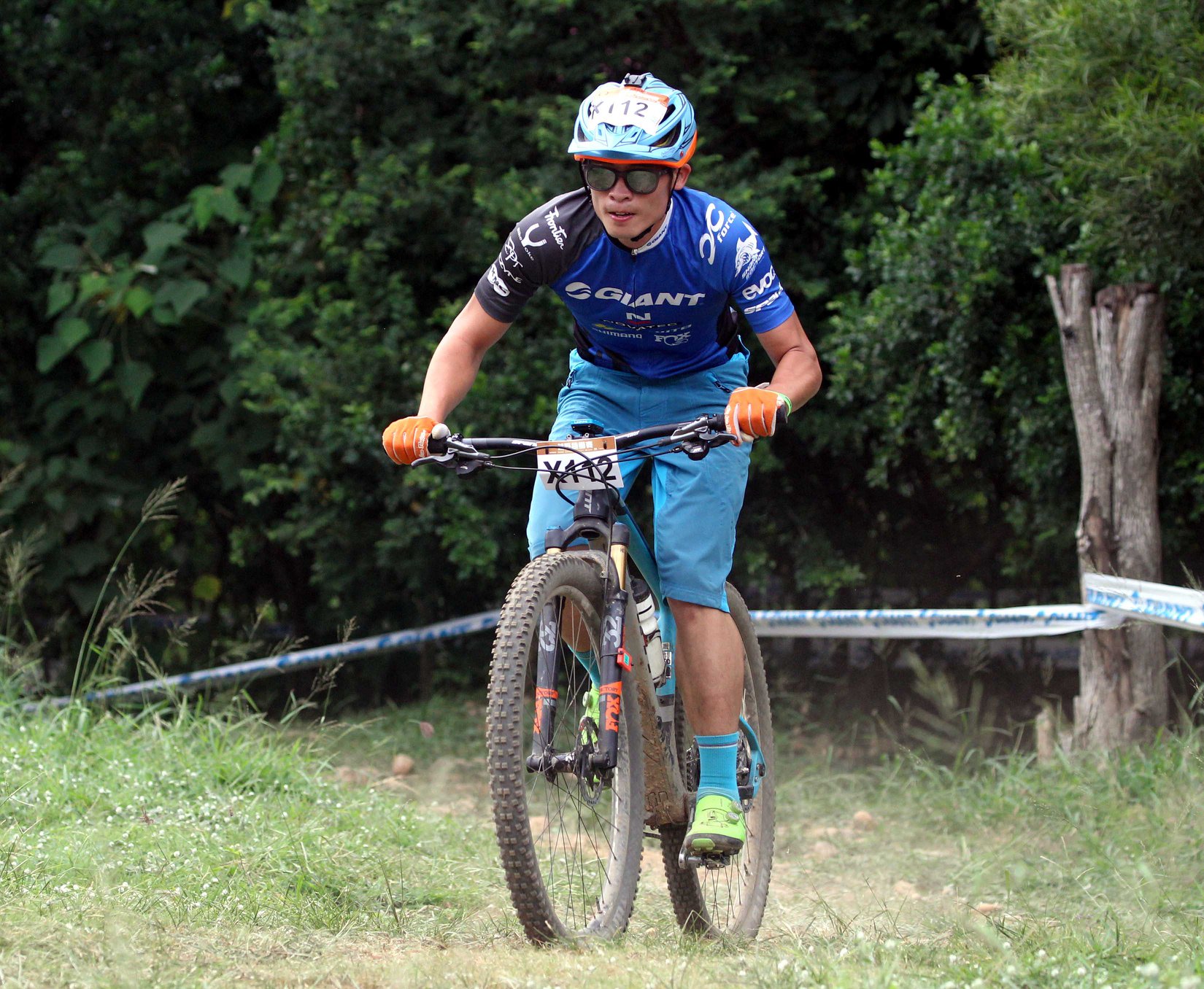 身兼職業選手與桃園體育會自由車主委的阿丹,一手拿獎盃、另一手則大力推動臺灣越野登山車運動。圖片來源:江勝山