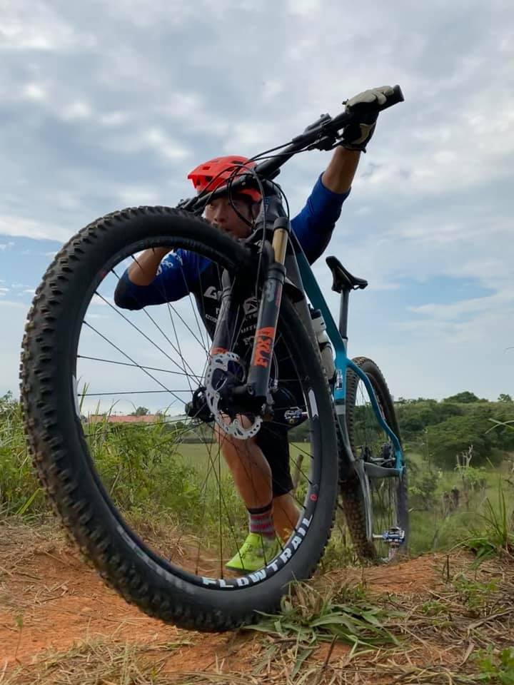 遇到騎不上去的路段,該推就推。圖片來源:江勝山