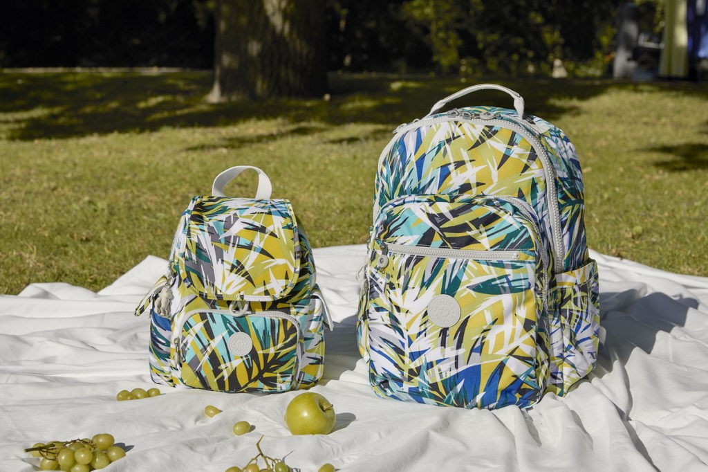 Kipling BASIC PRT系列使用手繪棕櫚樹印花帶出夏季涼爽氛圍