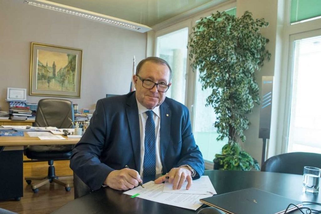 斯洛伐克科希策科技大學校長Dr. h. c. prof. h. c. prof. Ing. Stanislav Kmeť締結姐妹校簽約照。（圖/東海大學提供）