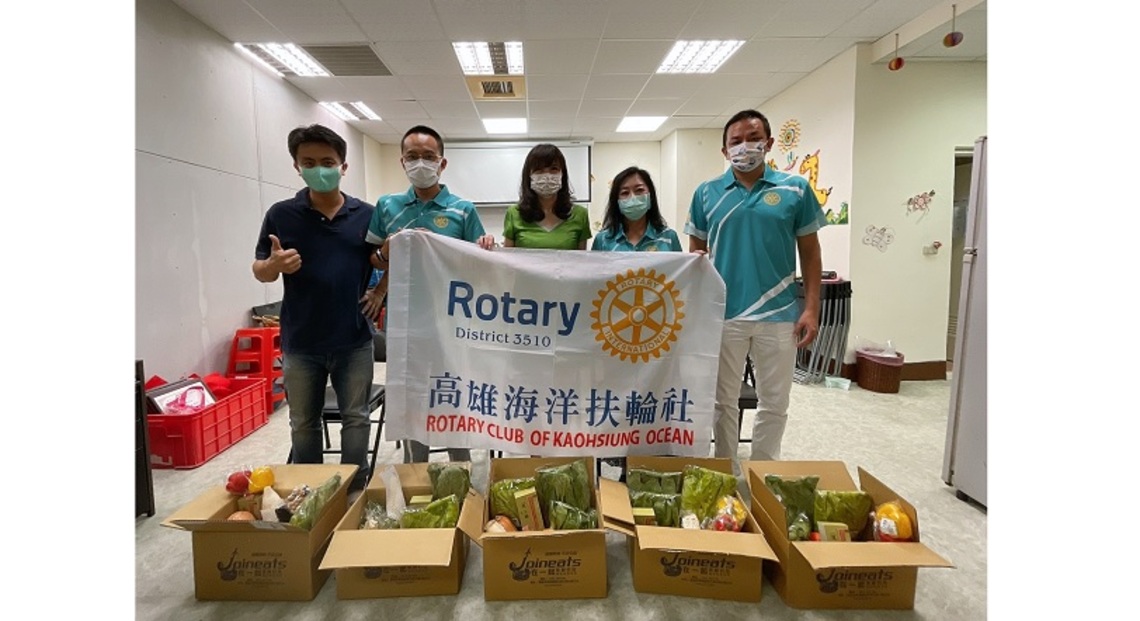 高雄海洋扶輪社疫情送暖     捐贈「愛心蔬菜箱」給獨居老人