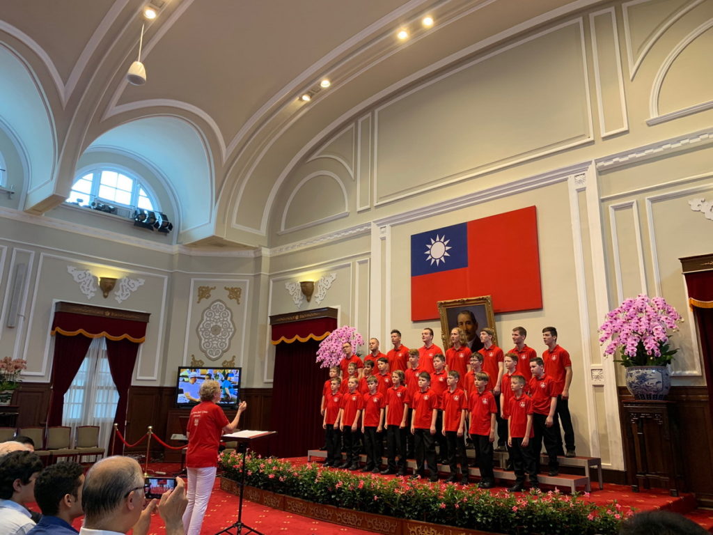 斯洛伐克布拉提斯拉瓦男童合唱團曾於2010及2019年兩度來台演出。圖為2019年受邀至總統府介壽館演出