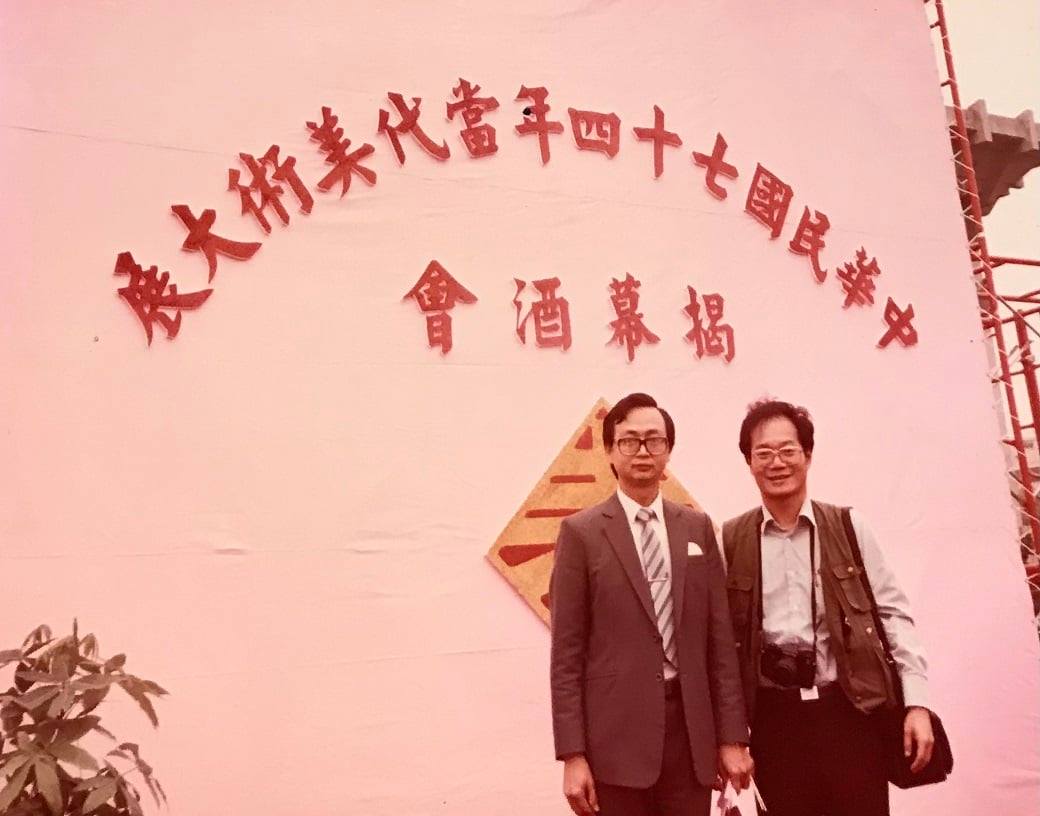 可能是 2 個人和大家站著的圖像