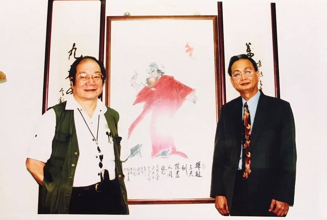 可能是 2 個人和大家站著的圖像