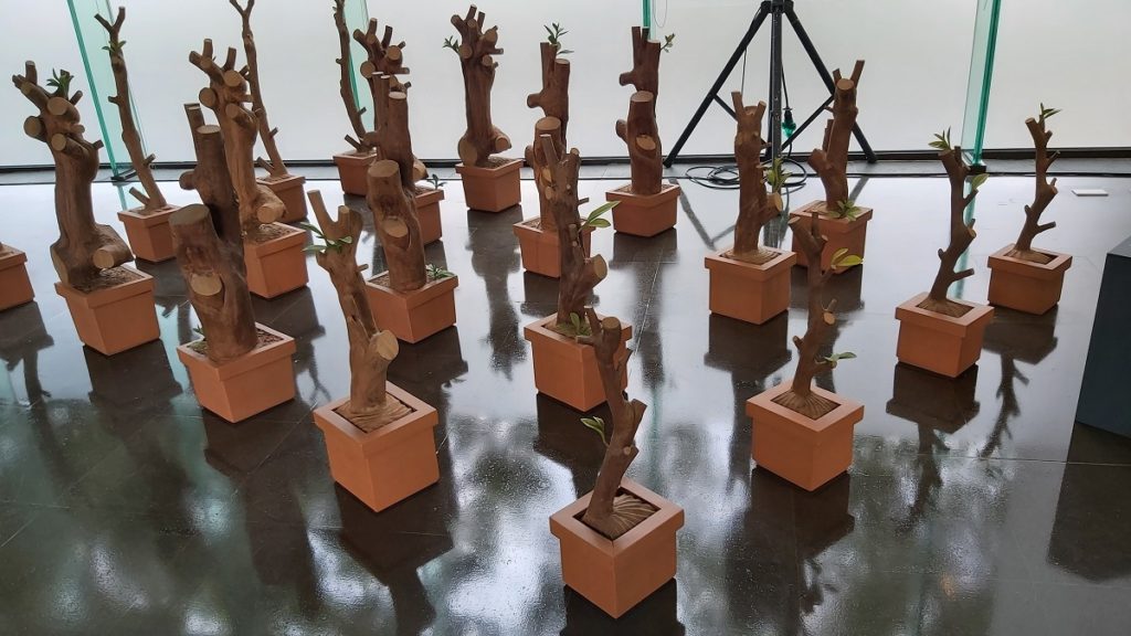 草屯工藝中心「國產木作工藝特展」展覽現場之作品。（圖/陳惠玲攝影）