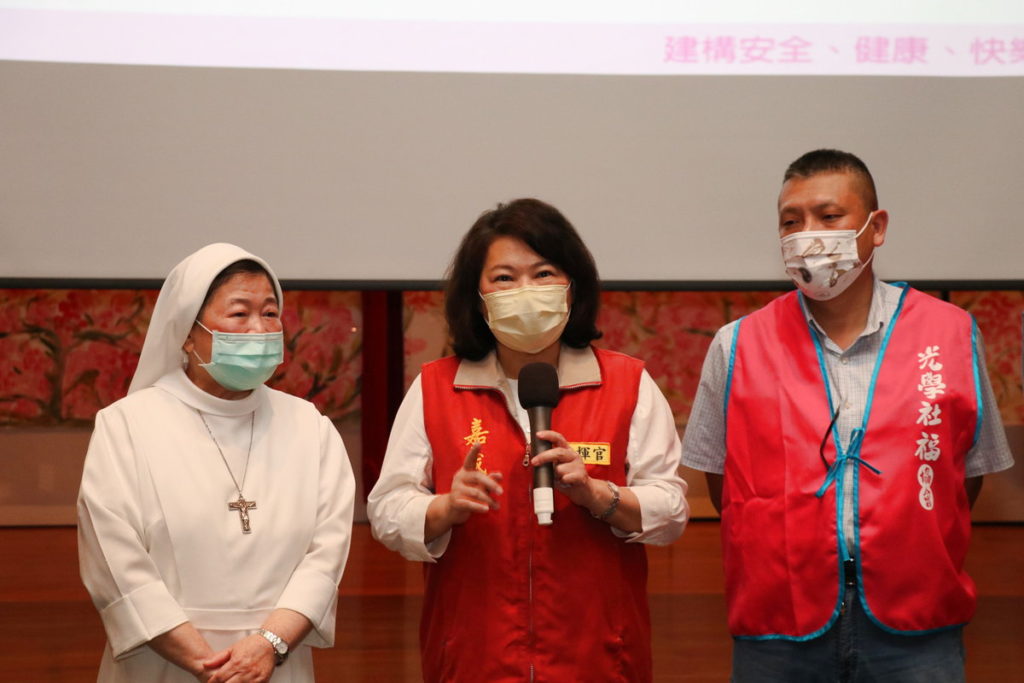 黃敏惠市長(中)、聖馬爾定陳美惠院長(左)與光學社福協會翁壽良理事長(右)