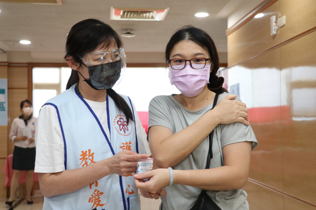 提供綜合維他命,讓教職員補充維他命
