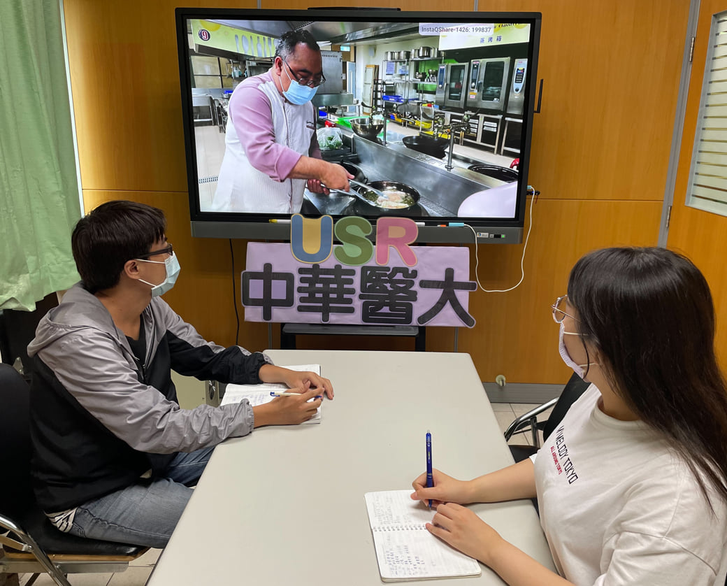 可能是一或多人、大家站著和室內的圖像
