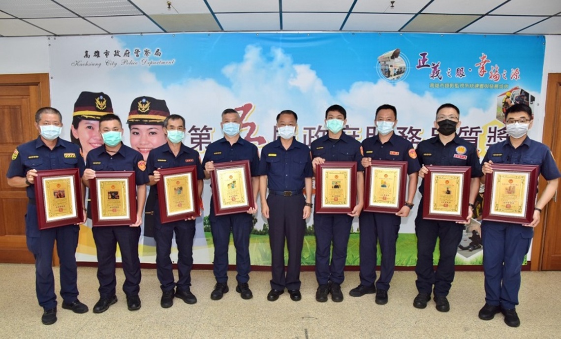 雄警好人好事楷模    局長頒贈獎牌道賀／波新聞