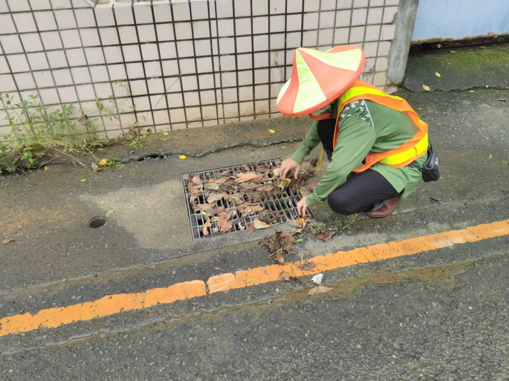 洩水孔清除落葉淤積