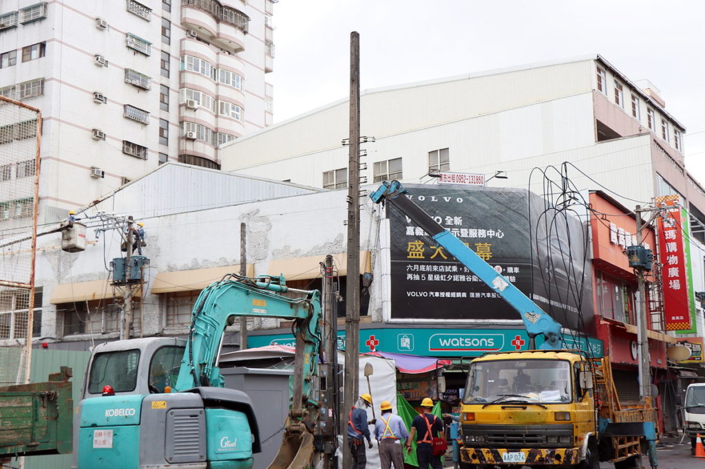 文化路夜市商圈台電施工區段第1根電桿拔除作業
