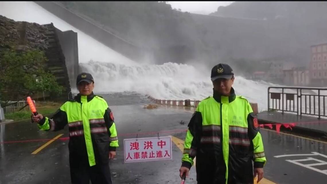 烟花雨勢猛 石門及明德水庫調節式洩洪