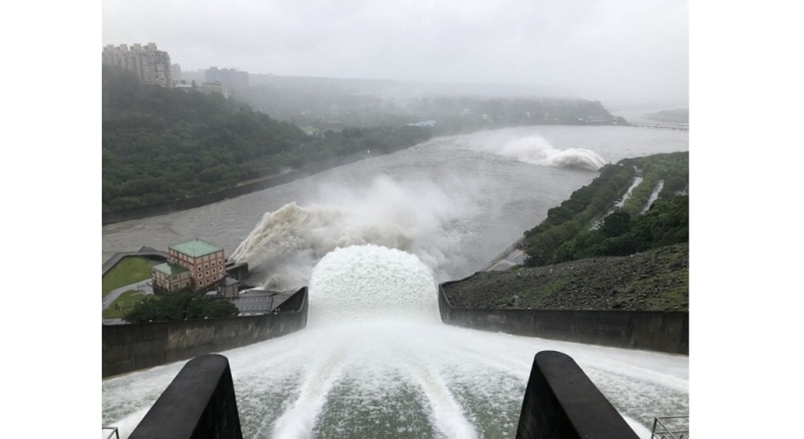 烟花颱風降雨挹注 石門水庫647天再次滿庫洩洪