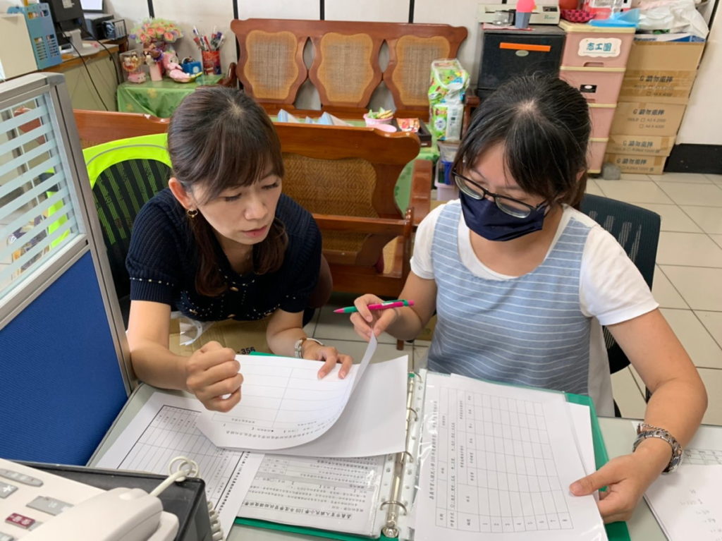 行政教師(左)與班級老師共同研討班上目標學生輔導措施(資料照)
