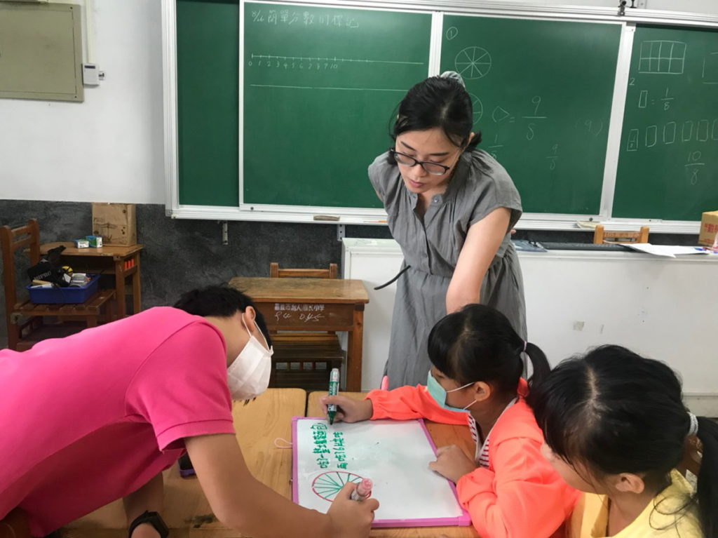 戴琦樺老師(後)引導學生小組合作進行解題(資料照)