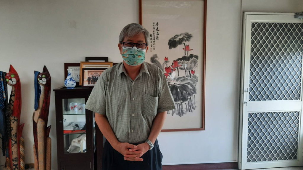兼考區主任吳連賞提醒考生及家長進入考區須配合量溫