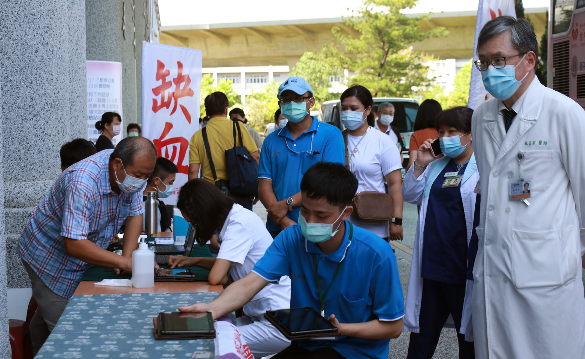 疫情解封首日,臺中慈濟醫院捐血活動,一大早就出現熱情參與人潮。