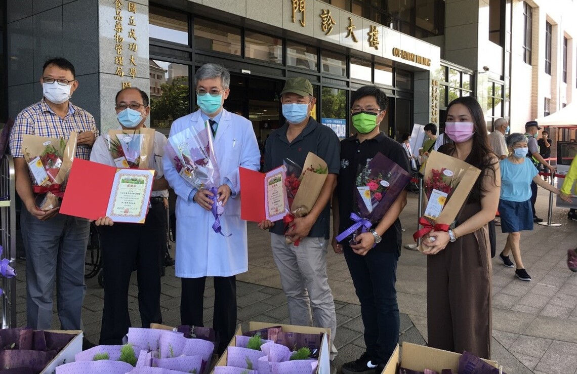 感謝接種站防疫人員 農糧署南區分署獻花相挺/波新聞