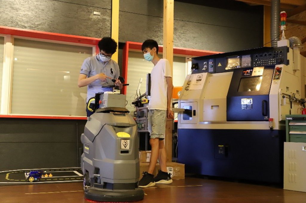 臺科大學生透過5g智慧製造技術研發驗證場域,增進實作經驗以及5g和邊緣運算設備如何建置