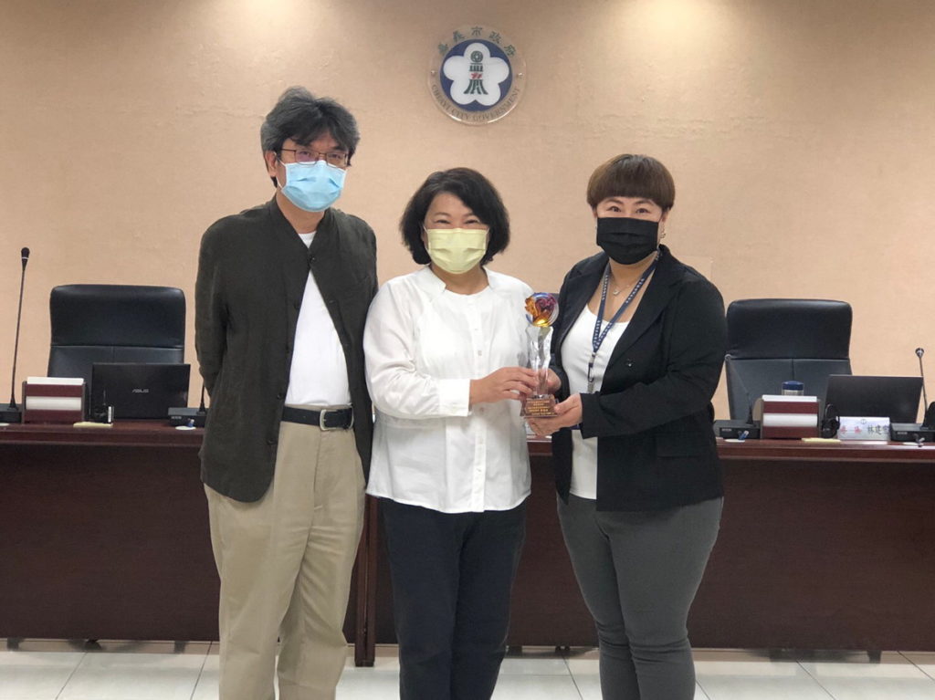嘉義市毒品危害防制中心李佳玟個案管理師接受市長黃民會代頒有功人員獎