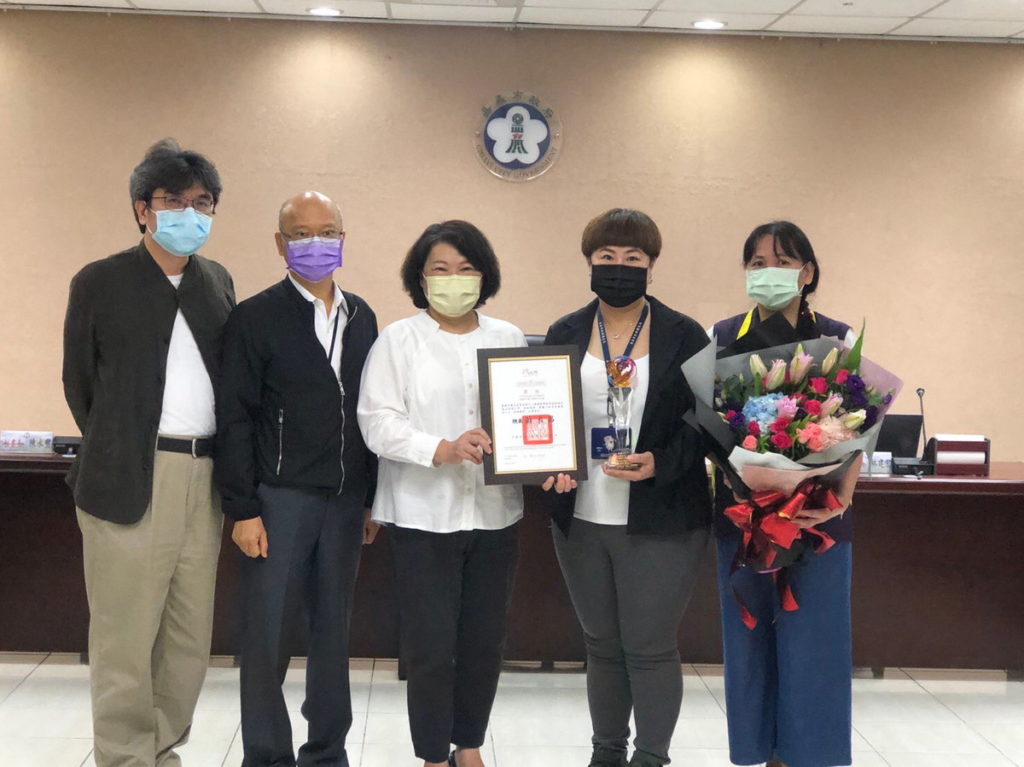 李佳玟個案管理師與市長黃敏惠衛生局長張耀懋合影