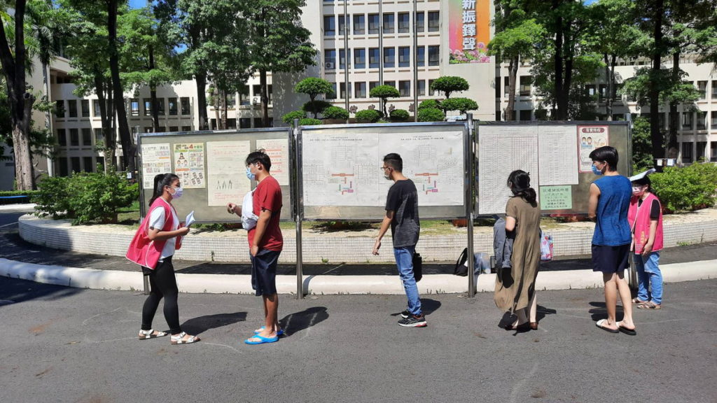 考生查看考場,服務人員熱心指引