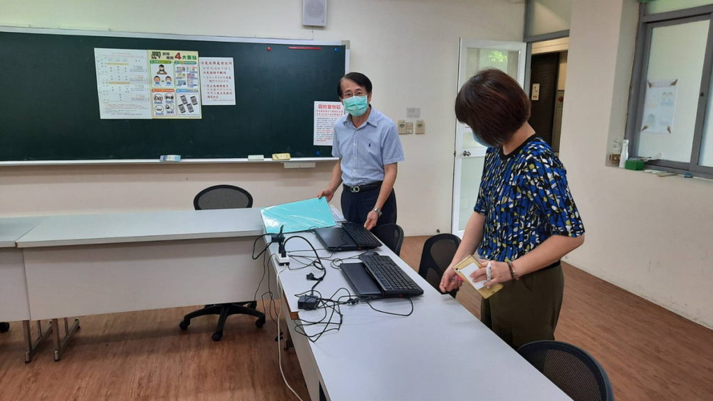 兼副主任廖本煌檢視特殊考場-測試桌面電腦是否正常